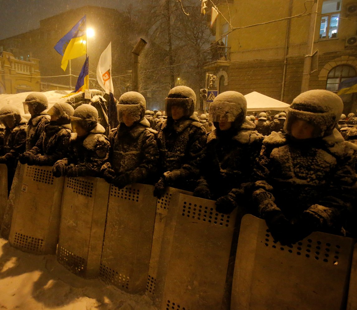 Ukrajnai tüntetések - Rohamrendőri útzár a kijevi főtérnél, főügyészi beszámoló a parlamentben