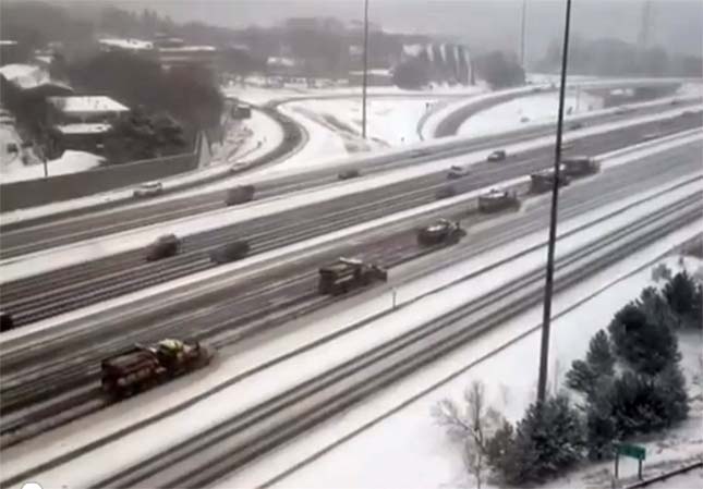 Kanadai autópálya tisztítás havazáskor - videó