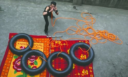 A kínai férfi képes saját tüdejével autógumikat felfújni