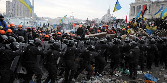 Ukrajnai tüntetések - Azarov terroristáknak nevezi a zavargókat, újabb halott
