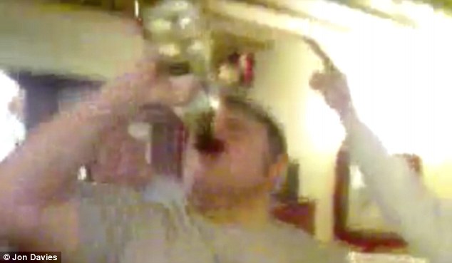 Videó! Egy üveg bort ivott meg az őrült férfi pár másodperc alatt