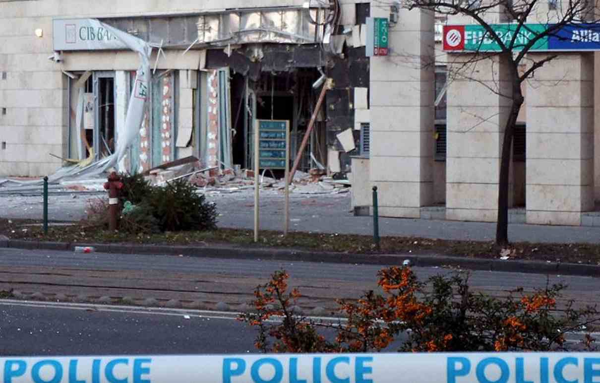 Több szálat is vizsgál a rendőrség a banki robbantás ügyében 