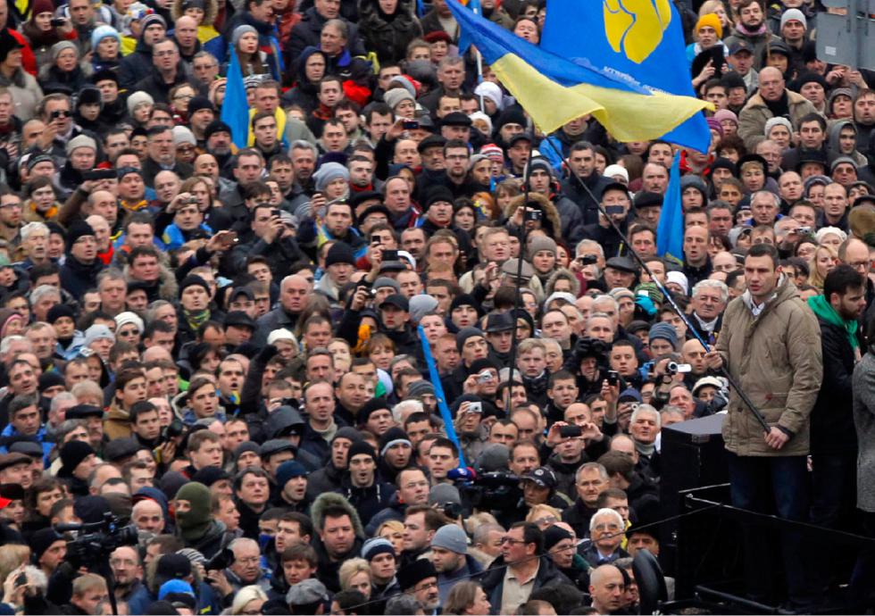 Figyelmeztető sztrájkot szervez az ukrán ellenzék, tízezrek a kijevi főtéren