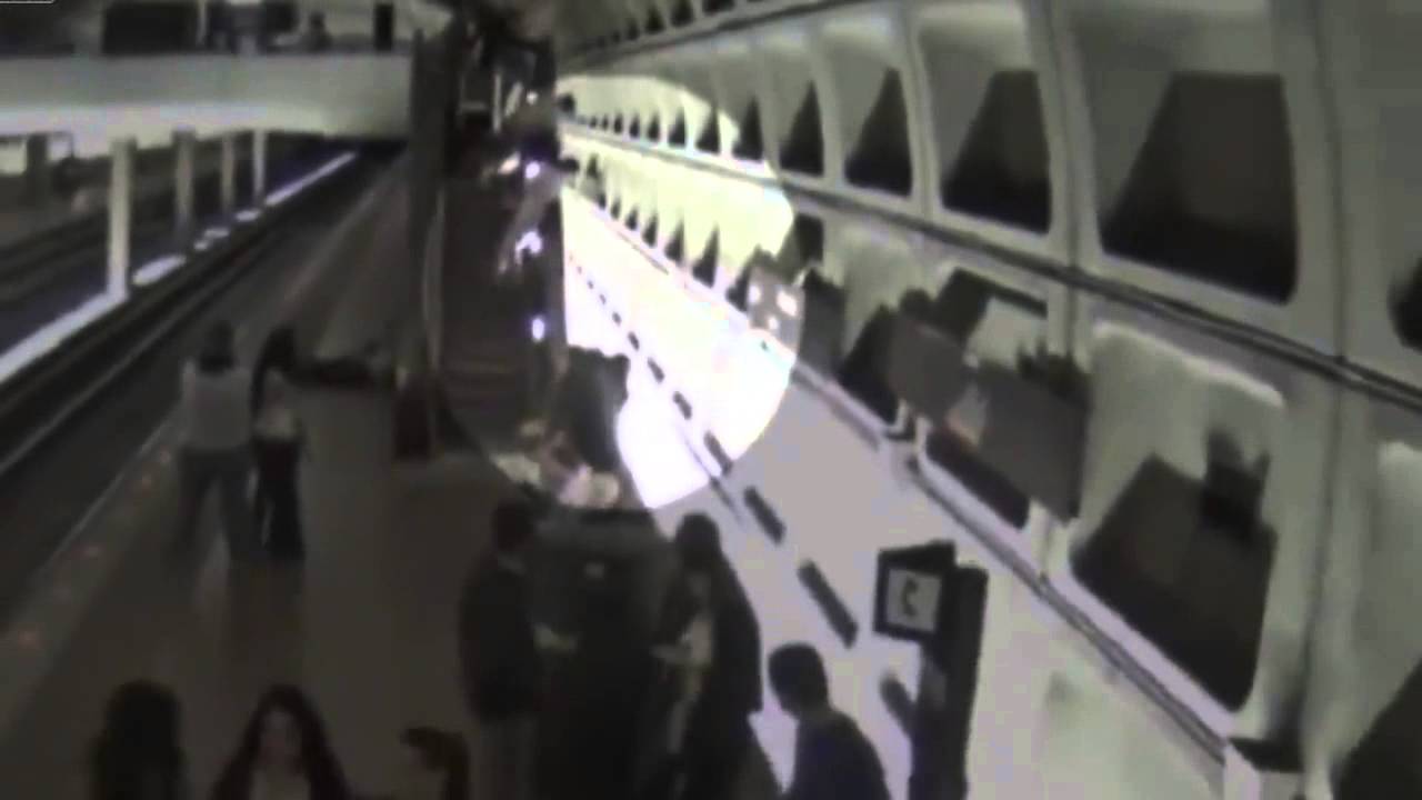 Bizarr! Zuhanó részeg utasok a metróállomásokon – videó