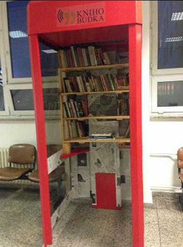 Könyvtár lesz a prágai telefonfülkékből