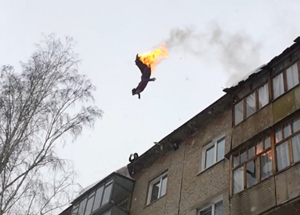 Fáklyaként lángolva ugrott le egy őrült orosz férfi! – videó
