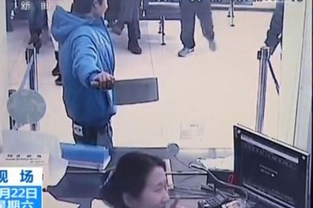 Az alkalmazott szemberöhögte a bankrablót, hiába volt nála húsbárd - videó!