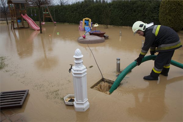 Udvarokba, pincékbe tört be a csapadékvíz Nagykanizsán