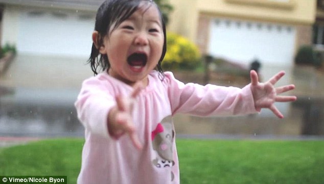 Aranyos videó egy kislányról, aki életében először lát esőt
