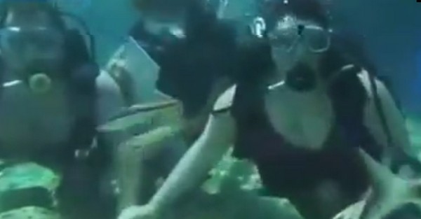 Majdnem fulladás lett a víz alatti leánykérés vége- Videó