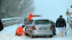 Továbbra is a havazás és esőzés bénítja meg Olaszországot