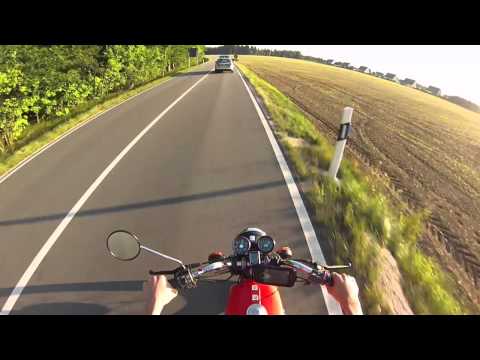 Segéd motorkerékpár kontra rendőrautó és a szabályok - videó