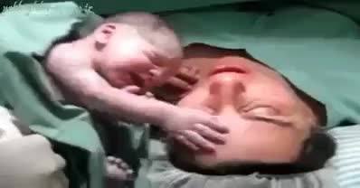 Csodálatos videó egy újszülött ragaszkodásáról az édesanyjához