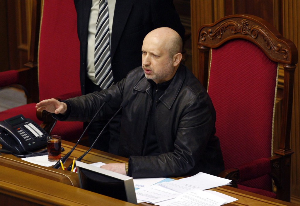 Turcsinovot bízta meg a parlament az államfői feladatok ellátásával, a Régiók Pártja Janukovicsot hibáztatja