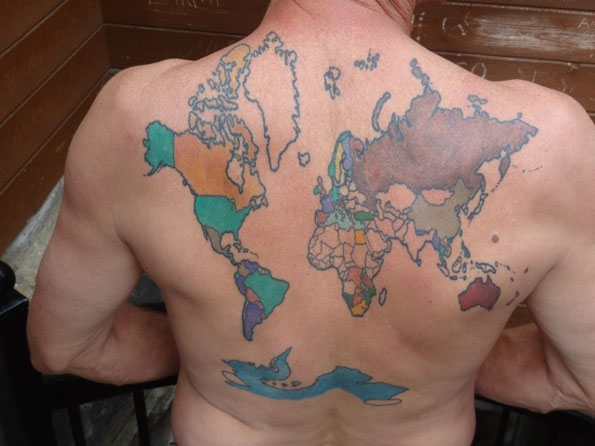 Hátára tetováltatott világtérképen színezi ki merre járt a világban