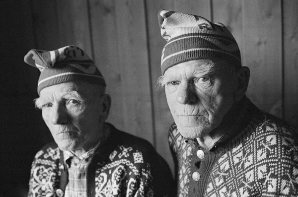 Megható képek két norvég testvér életéről