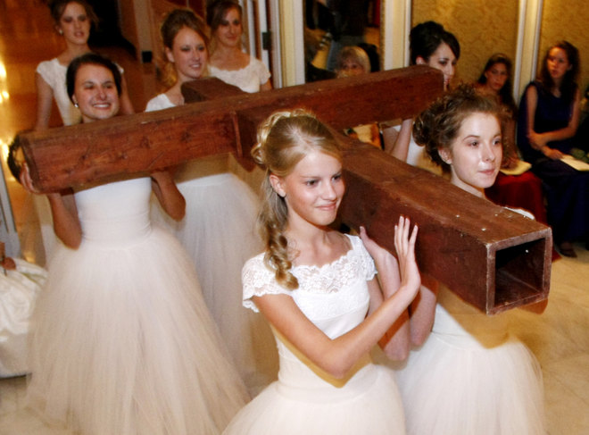 Tisztaság-ceremónián fogadnak érintetlenséget a keresztény lányok 