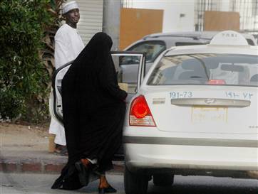 Meghalhatott volna a szaúdi nő, mert nem volt vele férfirokon