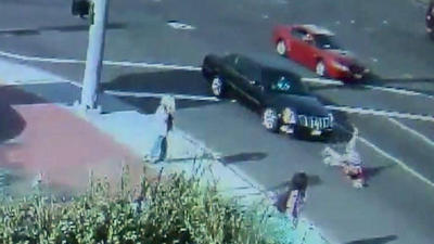 Két autó is elütötte az úttesten átrohanó lányt – sokkoló videó