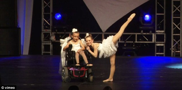 Megható! Közösen táncolt kerekesszékes húgával a 11 éves kislány – videó