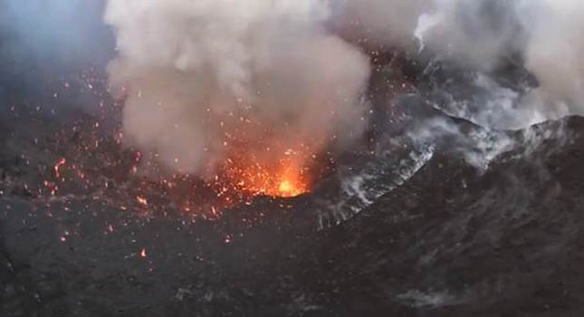 Ilyen egy vulkánkitörés felülnézetből – videó