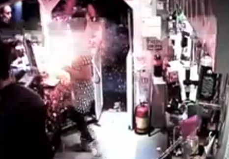 Arcába robbant az e-cigi a pincérnőnek – videó