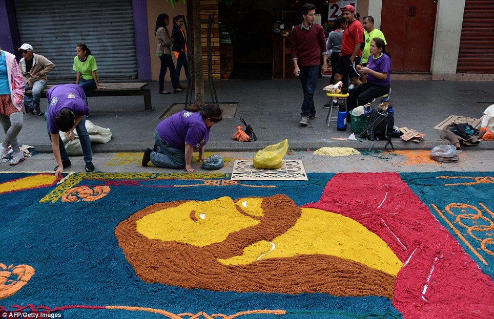 Világrekord Guatemalában - húsvéti szőnyeg fűrészporból
