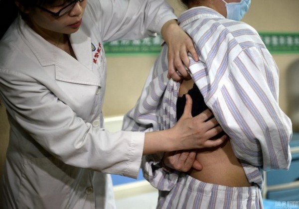 Horror munka: a hátára és a gyomrába mozogtak el az implantátumok! +18 képek
