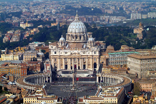 Ferenc pápa bocsánatot kért a Rómában és Vatikánban történt botrányokért