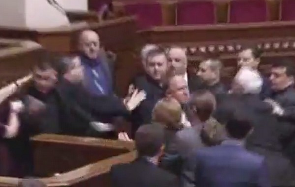 Verekedés az ukrán parlamentben! Videó