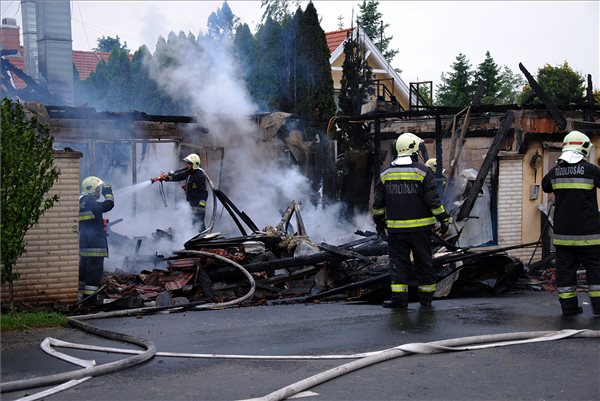 Leégett egy autófényező műhely Csömörön