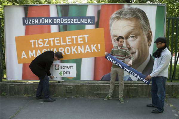 EP2014-Együtt-PM - Az Együtt-PM átragasztotta a Fidesz egyik kampányplakátját