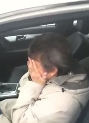 A világ legjobb fia? Szívmelengető pillanat, ahogy édesanyját meglepte egy új autóval-videó! 