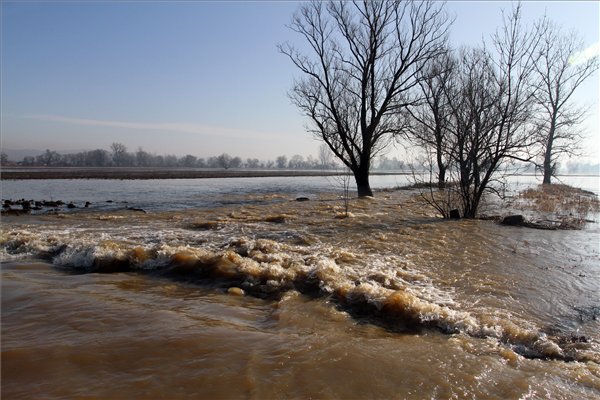 Árvíz – Lezárták a Sajóörös és Kesznyéten közötti utat a Sajó áradása miatt