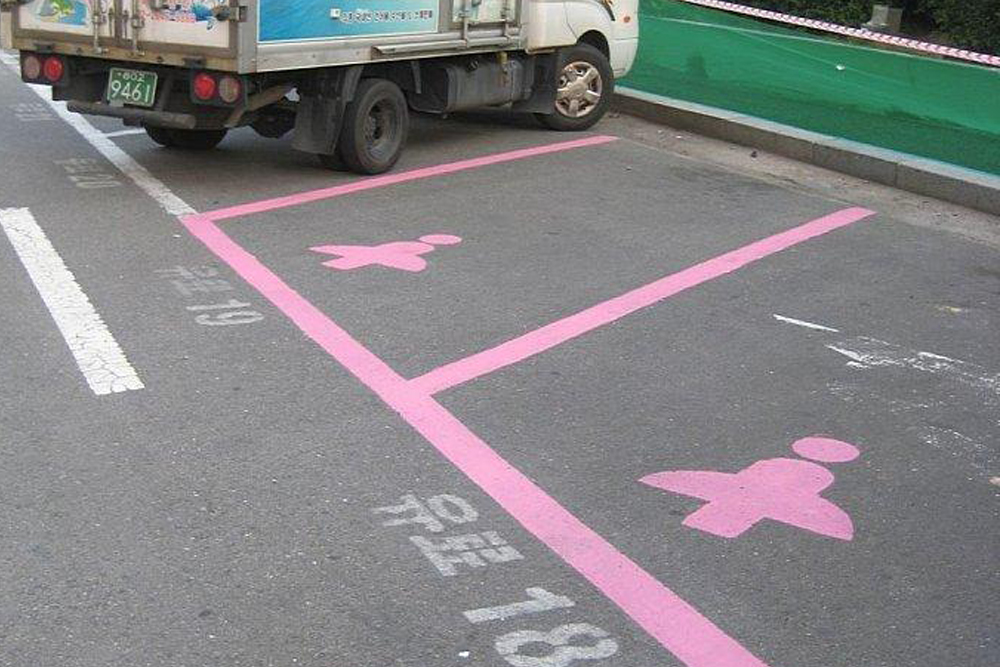 Rózsaszínre festett parkolóhelyet alakítanak ki a nőknek - fotó