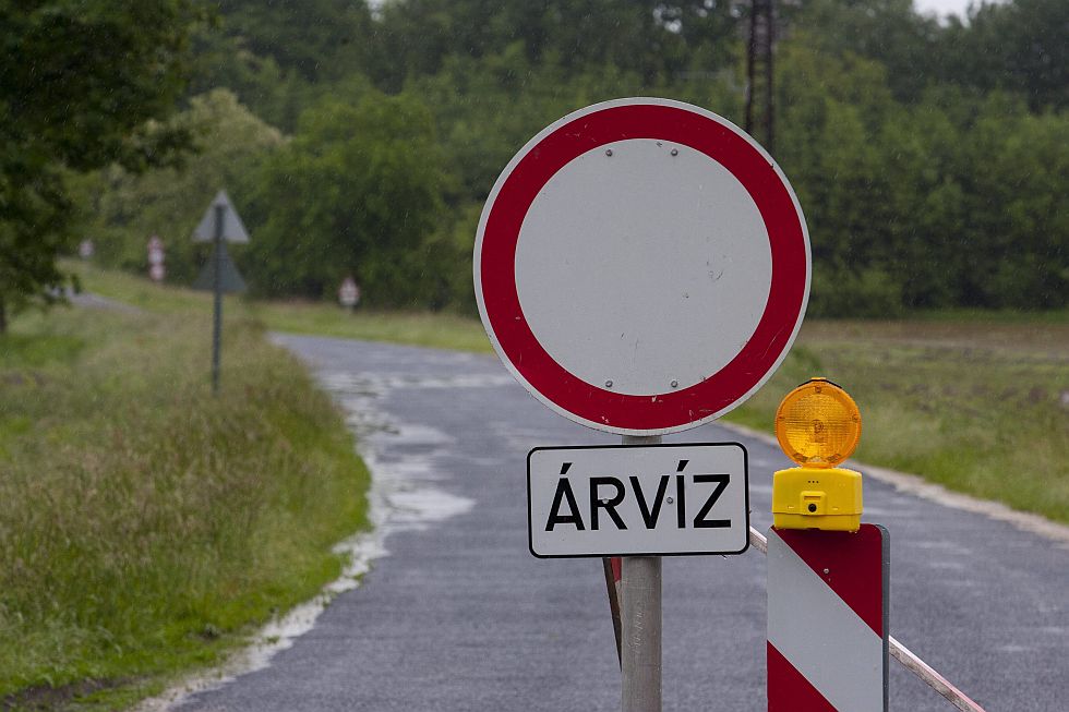 Árvíz - Közútkezelő: hét megyében húsz útszakasz van lezárva
