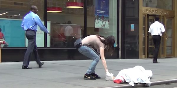 Lopnak az emberek a hajléktalantól! – videó