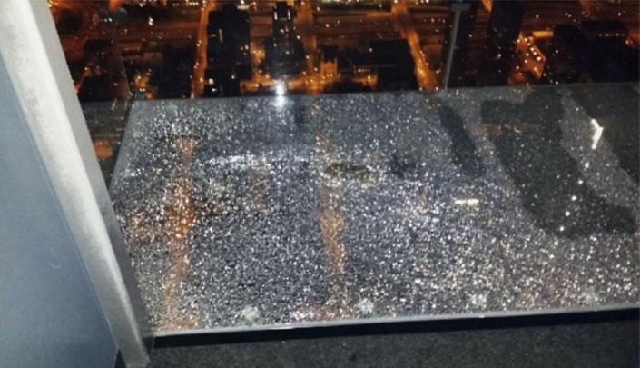 103. emeleten a lábuk alatt repedt meg az üvegkilátó padlója – fotó
