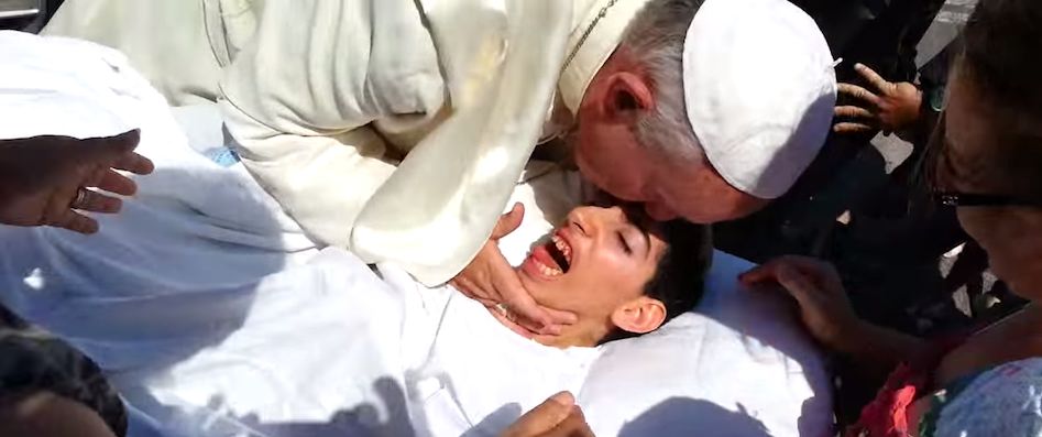 A pápa megcsókolt egy angyalt