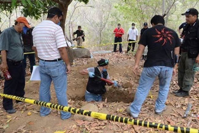 28 holttestet találtak eddig a tömegsírban