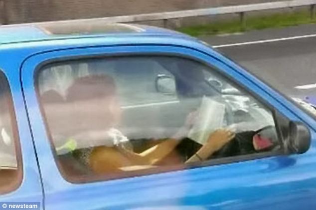 Autópályán könyvet olvasott vezetés közben! – fotó