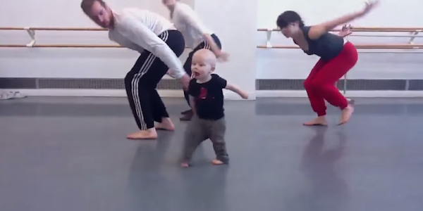 Profi táncosokat „irányít” az egyéves kisbaba! – videó