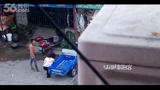 Így büntették meg az utcabeliek a férfit, aki megverte a feleségét! – videó