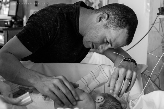 Megható képek apák első reakcióiról újszülött gyermekeikre