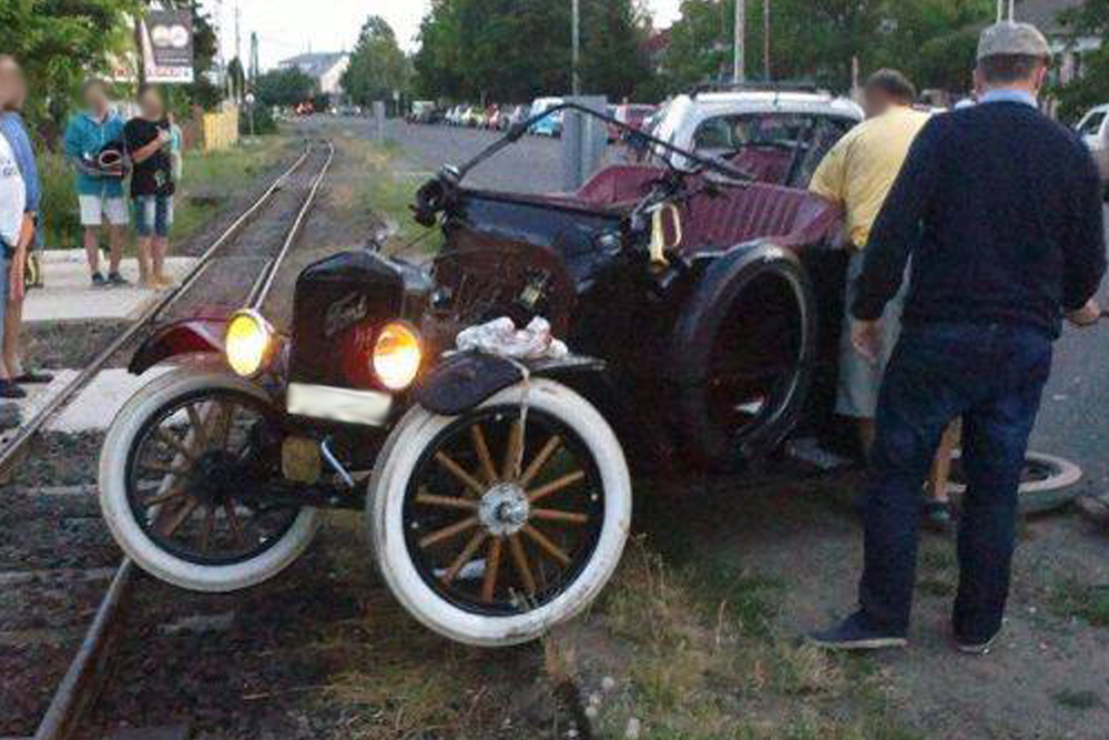 A Mátrában a részeg sofőr a 100 éves autót összetörte!