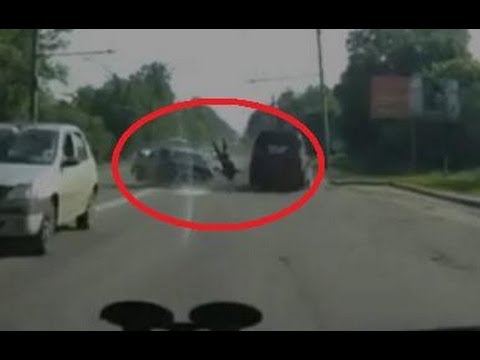 Frontális ütközéskor repült ki a sofőr a szélvédőn! – sokkoló videó