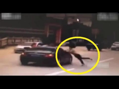 Fejjel rontott a száguldó autókra egy kínai férfi! - sokkoló videó