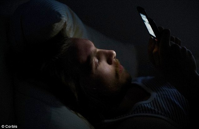 SMS miatt vált le a fiatal férfi retinája