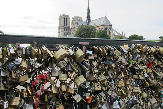 Leszakadt a szerelemlakatok súlyától egy párizsi gyalogoshíd korlátjának rácsozata