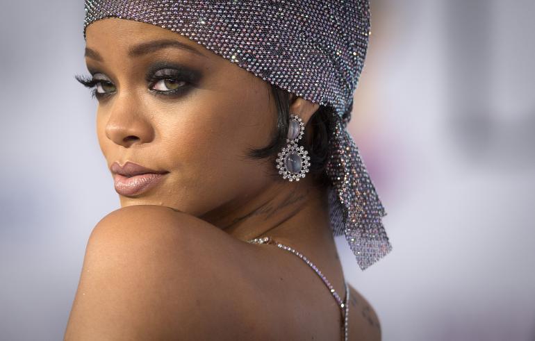 Betiltották Rihanna reklámját